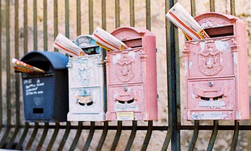 Faire suivre son courrier après un déménagement : démarches et solutions